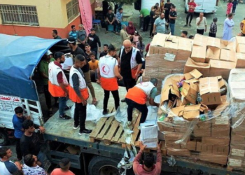 Gaza Aid Distribution Struggles Amid Overcrowding, Debris, Lack of Fuel