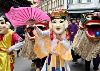 Performers and lion dancers take part in a procession for the upcoming Lunar New Year in Hanoi on January 28, 2024. (Photo by Nhac NGUYEN, AFP)(AFP)