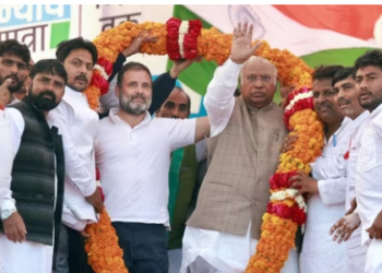 Congress President Mallikarjun Kharge and party leader Rahul Gandhi being felicitated during a public meeting amid the party's Bharat Jodo Nyay Yatra, in Amethi on Monday. (ANI)