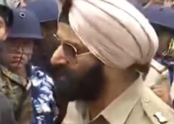 IPS officer Jaspreet Singh argues with BJP workers who allegedly called him a 'Khalistani'. (X,Mamata Banerjee)