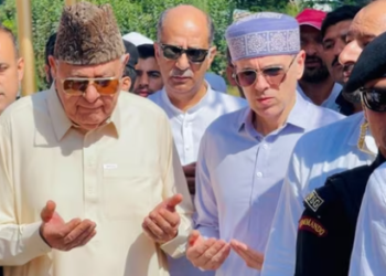 Jammu and Kashmir National Conference chief Farooq Abdullah and party vice-president and son Omar Abdullah.(ANI)
