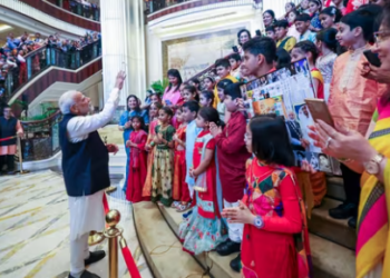 Prime Minister Narendra Modi being welcomed by members of the Indian community upon his arrival at a hotel, in Abu Dhabi, UAE.(PTI)