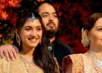 Anant Ambani and Radhika Merchant sported their brightest smiles as they posed with Nita Ambani for the cameras.(HT File)