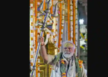 Prime Minister Narendra Modi picked up a 'trishul' at the famous Kashi Vishwanath Temple in Varanasi on Saturday.(X)