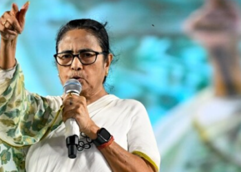 Mamata Banerjee, Chief Minister of India's West Bengal state and Trinamool Congress (TMC) party leader addresses her supporters during an election campaign meeting.(AFP)