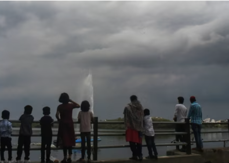 The northern limit of the southwest monsoon now crosses through Amravati, Gondia, Durg, Rampur (Kalahandi), Malda, Bhagalpur, and Raxaul.(PTI)