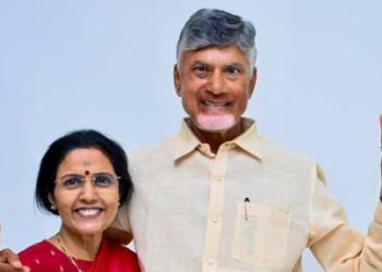 TDP Chief Chandrababu Naidu with wife Nara Bhuvaneshwari celebrates his party's victory in Assembly and Parliamentay polls, at their residence in Undavalli, Amaravati, Tuesday, June 4, 2024.(PTI)