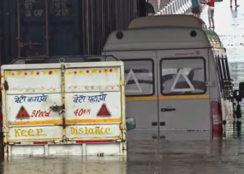 Vehicles partially submerged in the waterlogged underpass at Moolchand following heavy rainfall, in New Delhi on Friday. (ANI)