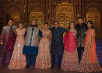 Ambanis dancing to Deewangi Deewangi.(special arrangements)