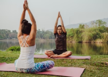 Cooling Yoga practices for summer,Exercises and expert guide for hydration and relaxation in hot weather (Image by Freepik)