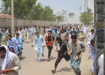 Protesters run as gunfire broke out during a protest rally against the military operation in Pakistan, in Bannu, some 40 kilometres from Afghanistan, on July 19, 2024. (Photo by Karim ULLAH , AFP)(AFP)