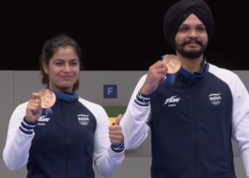 Sarabjot Singh and Manu Bhaker pose for a photo with their Olympic bronze medal (X,CricCrazyJohns)