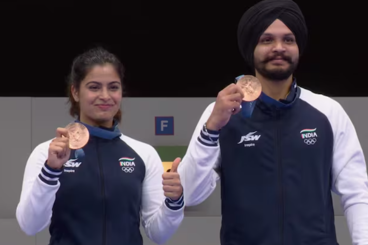 Sarabjot Singh and Manu Bhaker pose for a photo with their Olympic bronze medal (X,CricCrazyJohns)