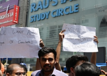 Student UPSC aspirants protest out side Rau's Study Circle against the incident of last night flooding