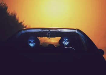 An ex-spy’s claim about aliens and UFOs has sparked chatter among Instagram users. (Unsplash,miriamespacio)