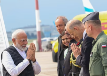 PM Narendra Modi being welcomed at Warsaw airport (x.com,narendramodi)