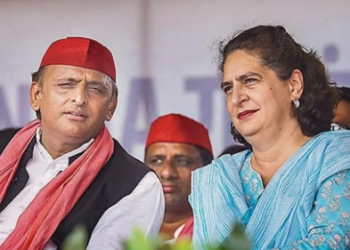 Samajwadi Party chief Akhilesh Yadav with Congress leader Priyanka Gandhi Vadra (PTI)