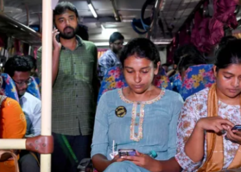 A delegation of junior doctors leave for Nabanna (State Secretariat) by bus to meet West Bengal Chief Secretary Manoj Pant for a discussion on certain 'key unresolved issues