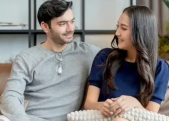 In a relationship, two people need to put equal amounts of effort to make it work out. Understanding, communication, loyalty, trust and compromises are just some of the building blocks of a healthy relationship.
