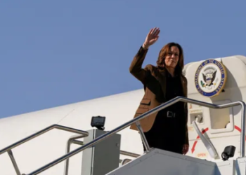 Democratic presidential nominee U.S. Vice President Kamala Harris waves as she departs for Washington at Phoenix Sky Harbor International Airport in Phoenix, Arizona, U.S. October 11, 2024.(REUTERS)