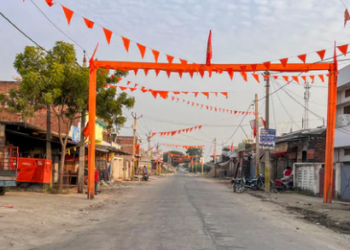 Bahraich: View of a deserted road at Maharajganj after a recent communal violence.(PTI)