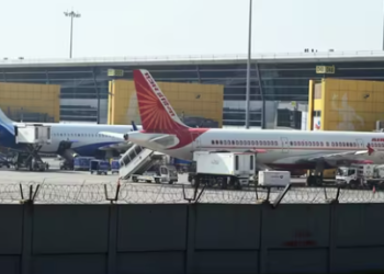 An IndiGo aircraft and an Air India Ltd. aircraft on the tarmac at Indira Gandhi International Airport in New Delhi.(Bloomberg)