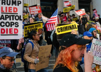 Protestors and supporters of Republican presidential nominee, former President Donald Trump, gather outside of Madison Square Garden on October 27, 2024 in New York City. (Photo by SPENCER PLATT / GETTY IMAGES NORTH AMERICA / Getty Images via AFP)(Getty Images via AFP)