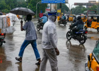 The weather department has issued a red alert for Mayiladuthurai, Karaikal, Thiruvarur, and Nagapattinam. Several other districts are under orange alert.(PTI)