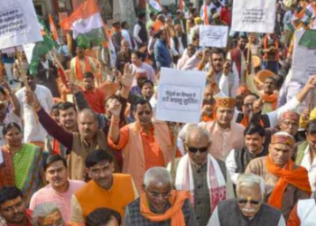 A protest over the arrest of Hindu monk Chinmoy Krishna Das in Bangladesh, in Mirzapur, Uttar Pradesh. (PTI)
