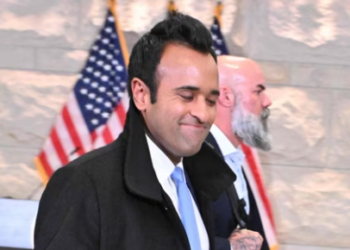 Businessman Vivek Ramaswamy (C) leaves the US Capitol on December 5, 2024 in Washington, DC, after a meeting with congressional lawmakers. (Photo by ROBERTO SCHMIDT / AFP)(AFP)