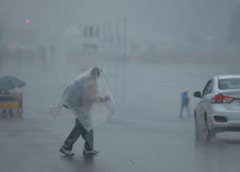 Delhi weather: The IMD said the rain started in Delhi-NCR around 2:30 am.(HT PHOTO)