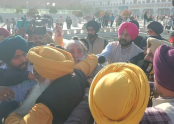 Police arrest a man who attempted to shoot Sukhbir Singh Badal outside Golden temple in Amritsar on Wednesday. (Sameer Sehgal/Hindustan Times)