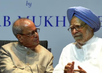 Former president Pranab Mukherjee (left) with former prime minister Manmohan Singh.(PTI file)