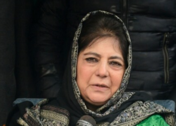 PDP chief Mehbooba Mufti alleged that around 1.5 lakh ration cards of people below the poverty line had been cancelled in Jammu and Kashmir.(PTI)