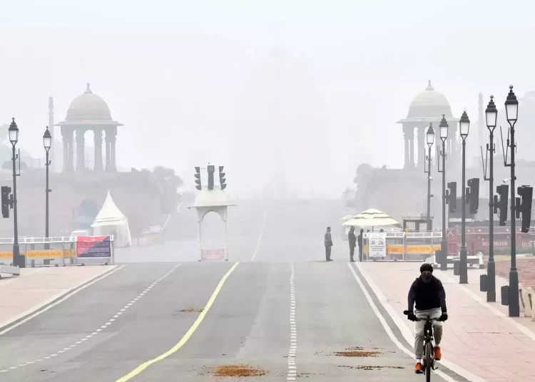 Delhi Pollution Worsens: GRAP Stage III Restrictions Imposed Amid Dense Fog