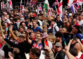Over 100,000 join Tommy Robinson’s ‘Free Speech’ march in London as counter-protesters rally