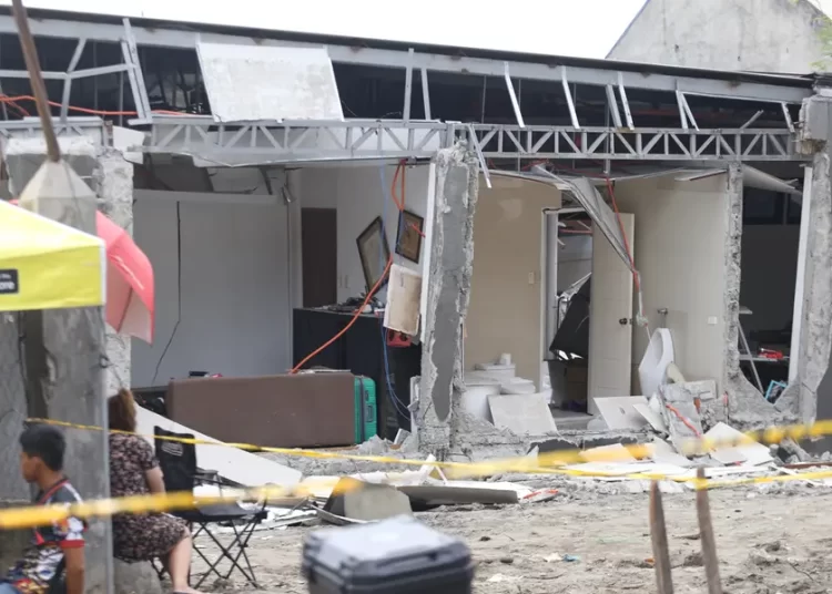 Two massive earthquakes strike southern Philippines, kill seven and trigger tsunami scare