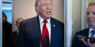 Trump Reviews Options as Oil Tops $100 Amid Middle East Conflict