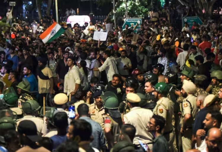 Delhi University Urges Students to Avoid Jantar Mantar Protest, Warns of Legal Consequences