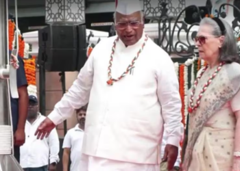 Complaint filed against Sonia, Rahul Gandhi over alleged disrespect to Vande Mataram