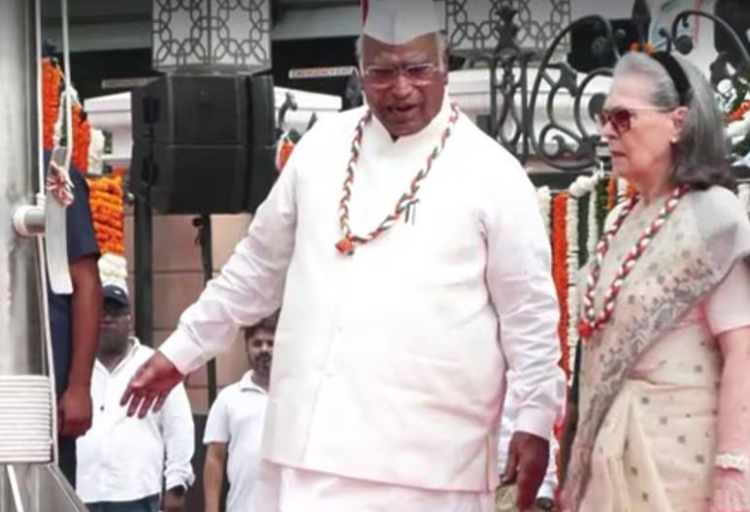 Complaint filed against Sonia, Rahul Gandhi over alleged disrespect to Vande Mataram